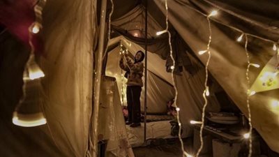 «رمضان يجمعنا فى غزة» .. الزينة والفوانيس تزين خيام النازحين  (صور)