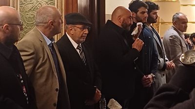 مجدى الهواري يدخل في نوبة بكاء حزنا علي وفاة شقيقته ونجله يسانده