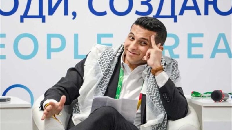 شاب مصري يرتدي الكوفية الفسلطينية