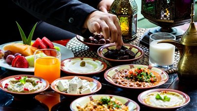 نام ولم يستيقظ للسحور هل يجوز له الإفطار؟ المفتي يجيب 