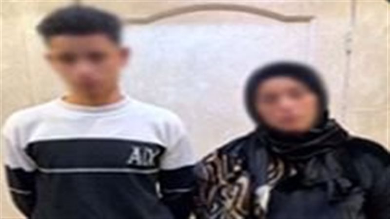 المتهمان عقب القبض عليهما