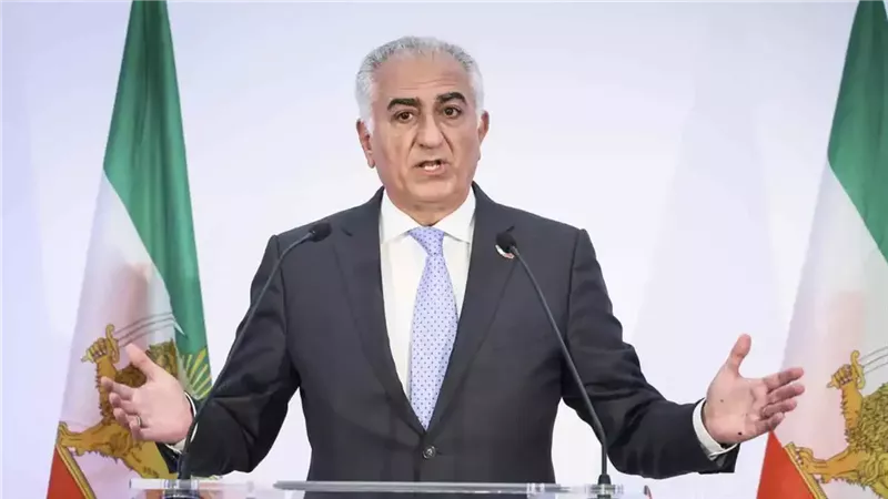 ولي عهد إيران السابق والمنفي رضا بهلوي