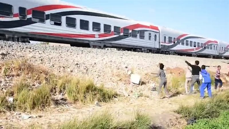 رشق القطارات بالحجارة 