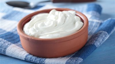 زي الجاهزة وصحية.. طريقة عمل الزبادي في البيت للسحور 