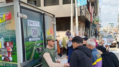 محافظ الغربية يتابع إقبال المواطنين على سيارات بيع الدواجن المخفضة رمضان