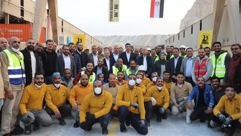 جانب من جولة وزير الصناعة 