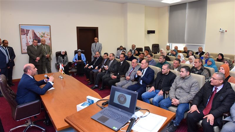 جانب من اجتماع وزير العمل 