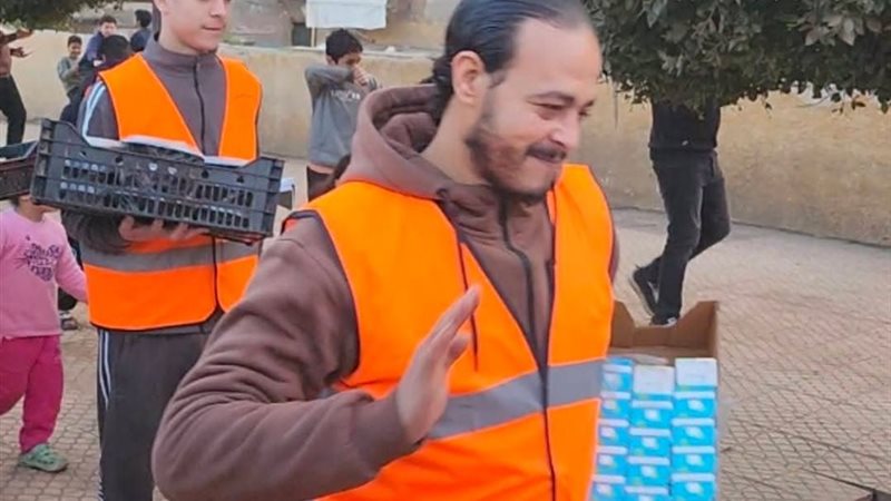 ربيع أثناء مشاركته في توزيع وجبات على القطار 