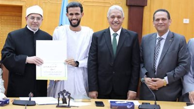 جامعة الأزهر تكرم الباحث الموريتاني عبد الرحمن النحوي أصغر حاصل على الدكتوراه