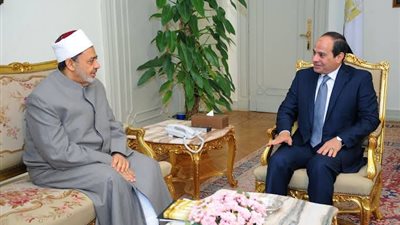 الرئيس السيسي يجري اتصالا هاتفيا بشيخ الأزهر للاطمئنان على حالته الصحية