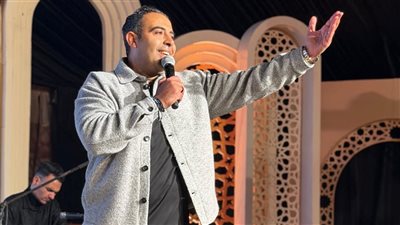  محمد عدوية يتألق في سهرة رمضانية ويشعل الأجواء بأغاني والده 
