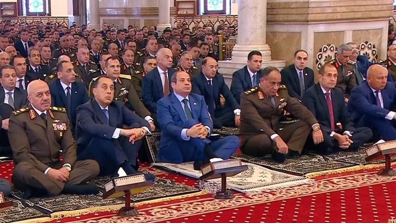 الرئيس السيسي يؤدي صلاة الجمعة 