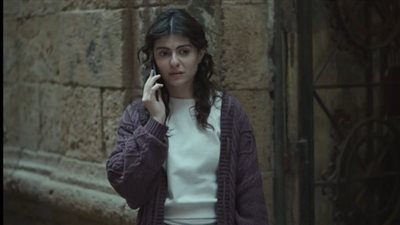 مكالمة خاطفة تطمئن فيها تارا عبود على  حبيبها نضال فى صحاب الأرض