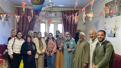 طلاب كلية التربية النوعية يرسمون البسمة على وجوه نزلاء دار المسنين بسوهاج