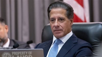 فضائح وغموض يحيطان بمدير مدارس لوس أنجلوس بعد مداهمات الـFBI