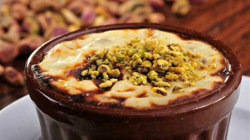 طاجن أم علي بالقشطة والمكسرات