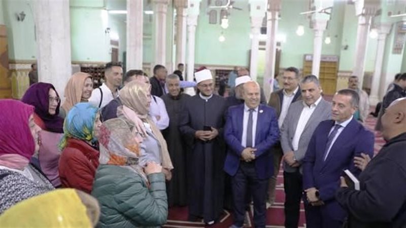 محافظ أسوان مع الفوج السياحي