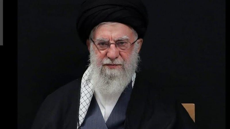على خامنئي 