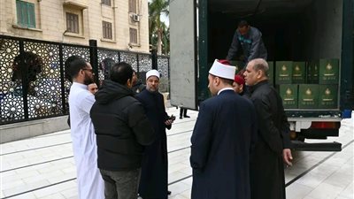 بالتعاون مع بيت الزكاة والصدقات: توزيع 1000 كرتونة مواد غذائية من مسجد الإمام الحسين