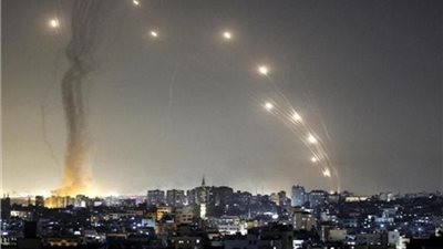 القناة 12 الإسرائيلية: دوي انفجارات في القدس وشرق رام الله ومنطقة تل أبيب الكبرى