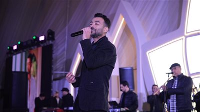 هيثم شاكر يشعل أولى ليالي خيمة «وناسة».. ويقدّم مجموعة ضخمة من أغانيه