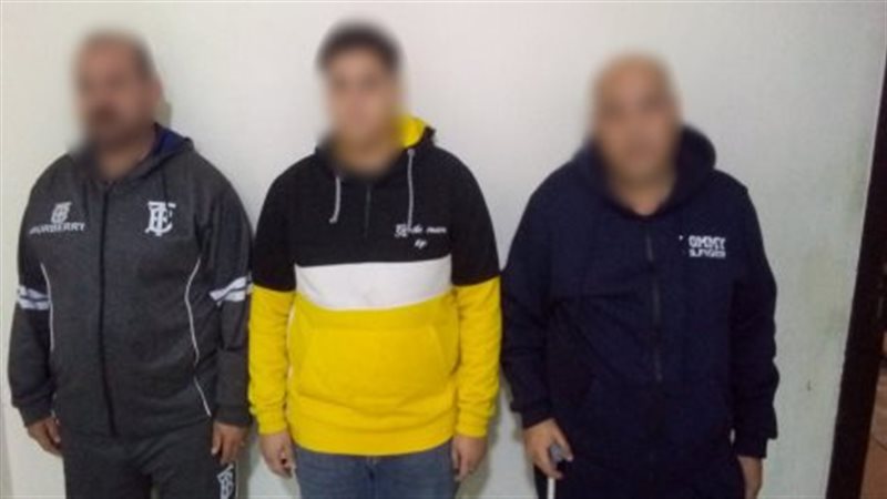 المتهمون عقب القبض عليهم