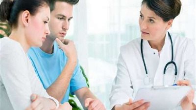 خبيرة علاقات أسرية توضح: لماذا يخفي الرجل مشاعره عن زوجته؟