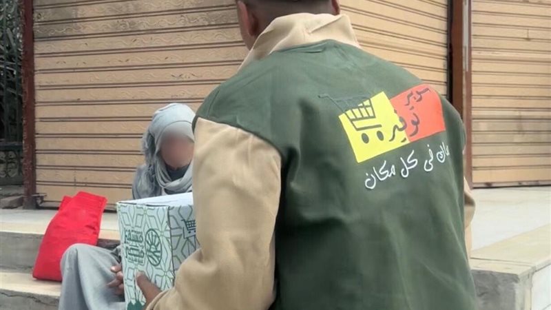 صورة أثناء تقديم المساعدات 