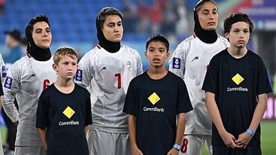 منتخب إيران للسيدات يقاطع النشيد الوطني في أول ظهور بعد الحرب