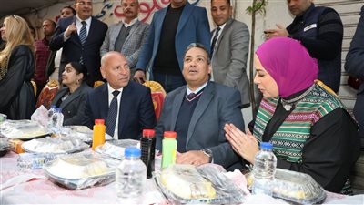 محافظ القاهرة يشارك آلاف المواطنين في أكبر إفطار جماعي بالمطرية ويشيد بروح التكافل