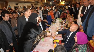 محافظ القاهرة يشارك بأكبر إفطار جماعي شعبي بمطرية كوم حمادة