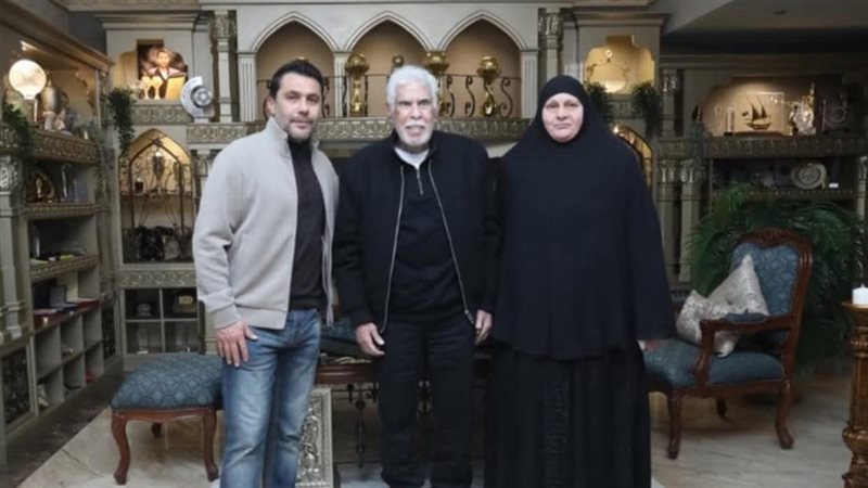احمد حسن مع حسن شحاته ووالدة محمد عبد الوهاب 