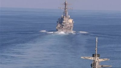 واشنطن: البحرية الأمريكية سترافق السفن عبر مضيق هرمز قريباً