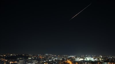 صواريخ إيرانية تستهدف وسط إسرائيل وتؤدي لأضرار مادية وحرائق