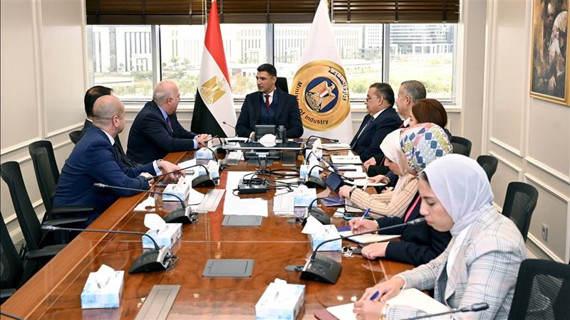  وزير الصناعة