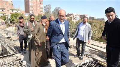 محافظ أسيوط يواصل جولاته الميدانية لمتابعة تنفيذ كوبري الحواتكة بمنفلوط 