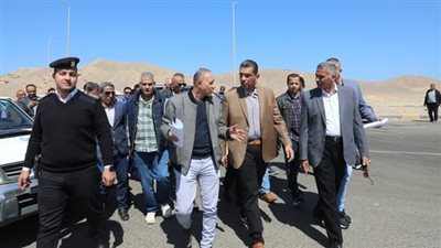في مستهل زيارته للمدينة التاريخية.. محافظ البحر الأحمر يتفقد طريق قفط – القصير
