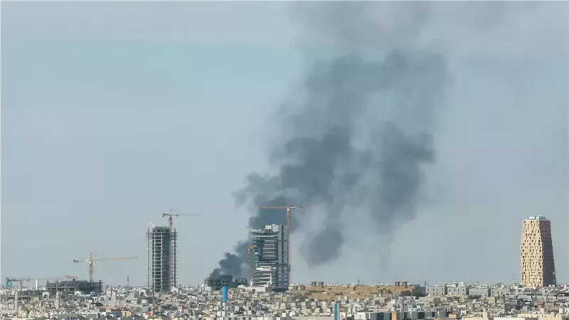 دخان إثر قصف إيراني على السعودية
