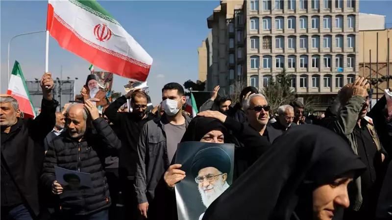 رفع صورة علي خامنئي، في تظاهرة بعد اغتياله 