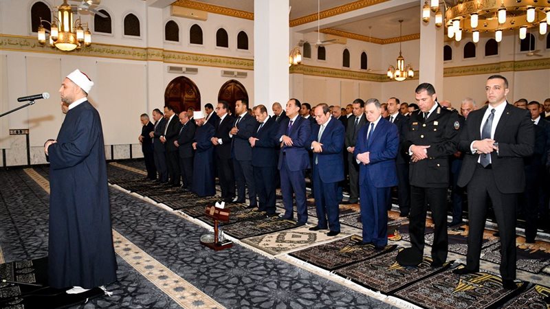 السيسي يؤدي صلاة العشاء والتراويح بأكاديمية الشرطة