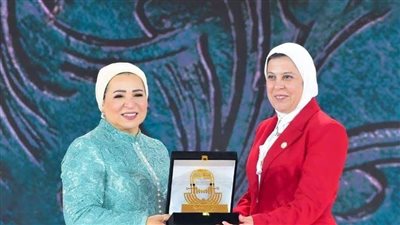 إنتصار السيسي تكرم المديرة التنفيذية للهلال الأحمر.. تفاصيل 
