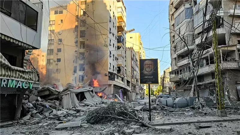 مبنى منهار عقب غارة جوية إسرائيلية على الضواحي الجنوبية 