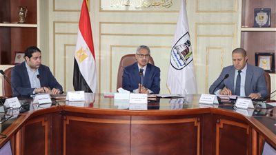 محافظ بني سويف يبحث آليات تفعيل حزمة من الإجراءات الحكومية لترشيد الإنفاق والاستهلاك