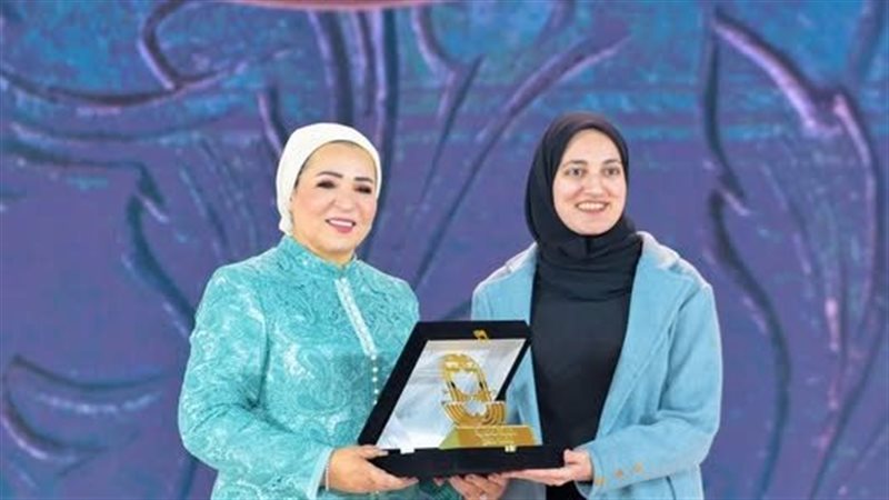 السيدة انتصار السيسي تكرم آيات أحمد سعيد 