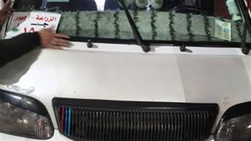 جانب من أعمال وضع الملصقات