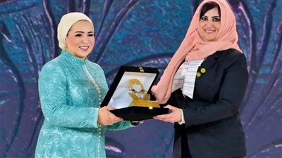 السيدة انتصار السيسي تكرّم الدكتورة غادة عامر تقديرًا لإسهاماتها في الذكاء الاصطناعي
