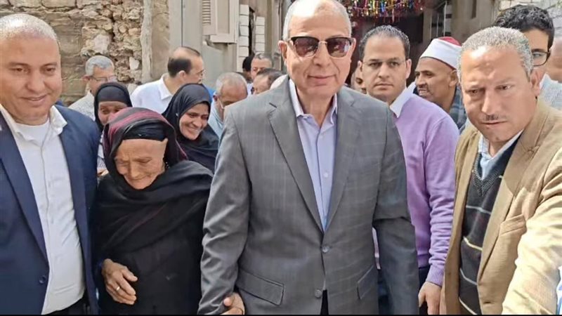 صورة السيدة مع محافظ المنيا اثناء الجولة 