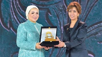 السيدة انتصار السيسي تكرم الدكتورة نهى صبري كأيقونة النجاح في التأمين الصحي الشامل