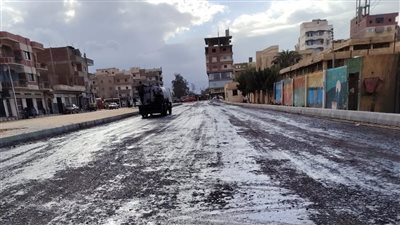 محافظ الغربية يتابع تمهيد طريق مصرف الزهار بقطور استعدادًا لأعمال الرصف