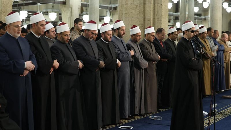 المصلين فى الجامع الأزهر